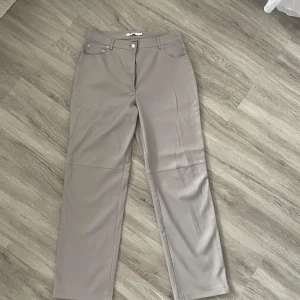 Gråa skinnbyxor från NA-KD - Inte äkta läder Använda fåtal gånger Små i storleken