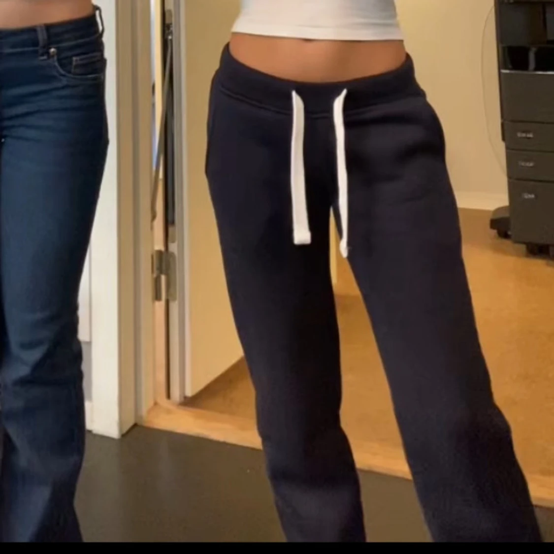 Mörkblå mjukisbyxor med snörning - 2