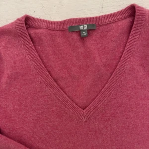Cashmeretröja - V-ringad tröja i 100% cashmere från Uniqlo. Strl XS. 