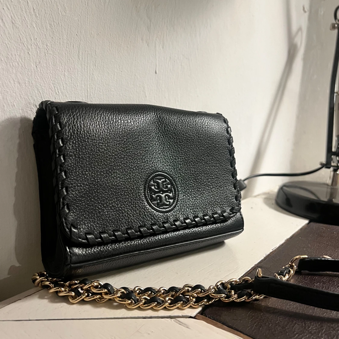 Tory Burch - Svart skinnväska med kedja - 90