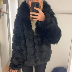 Pälsjacka svart - En svart pälsjacka från Nelly, jättebra skick endast använd fåtal gånger. Litet hål i innertyget men inget man ser, lägger märke till eller påverkas av🥰 strl 38 men passar även 36!