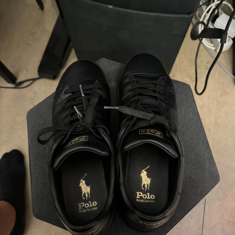 Polo Ralph lauren sneakers strl 45 Använda 2 gånger. Mycket bra skick.  Nypris cirka 1700 kr.   Tveka inte att justera priset. All pris är välkommet!. Skor.