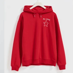 Slutsåld Gina hoodie❤️ - Säljer min superfina mi amor hoodie från Ginatricot som är slutsåld online och i butik. Storlek XS❤️