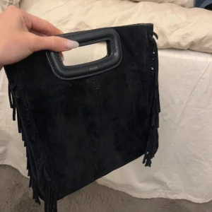 Maje Väska - Super söt maje väska, fransarna är sönder som man ser på bild 1💕Dock inget som syns mkt då man bara kan vända på väskan☺️