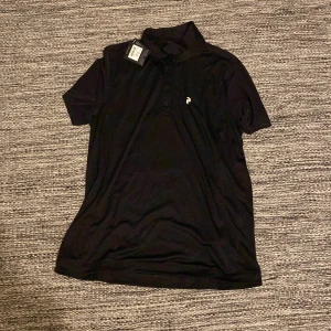 golf tröja  - peak performance tröja, storlek L men skulle nog funka perfekt för M. 249kr, lent och skönt matrial, svart 