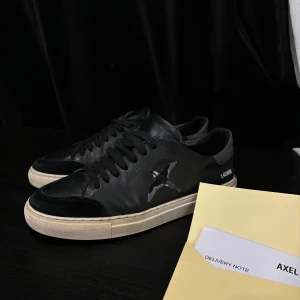 Axel Arigato Clean Bird REA!!! - Säljer nu dessa feta Axel Arigatos. Ny pris 2500kr mitt pris 499kr Steal!!! För en sko som aldrig släpps igen. Storlek 42 Box och tillbehör ingår