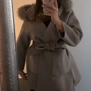 Garoff jacka  - Säljer min älskade garoff jacka. Den är super fin och den ända defekten den har är att en ögla som håller skärpet har gått upp men går att sy fast igen. Äkta päls. Skickar mer bilder vid intresse!💖