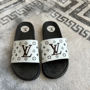 Tofflor - Säljer dessa tofflor, använda under 1 semester sen aldrig igen. Men är super fina och i fint skick!🖤