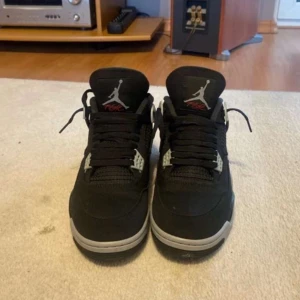 Jordan 4s - Säljer ett par jordan 4s. Skick 9/10, storlek 40. Skriv för mer info och bilder🤙