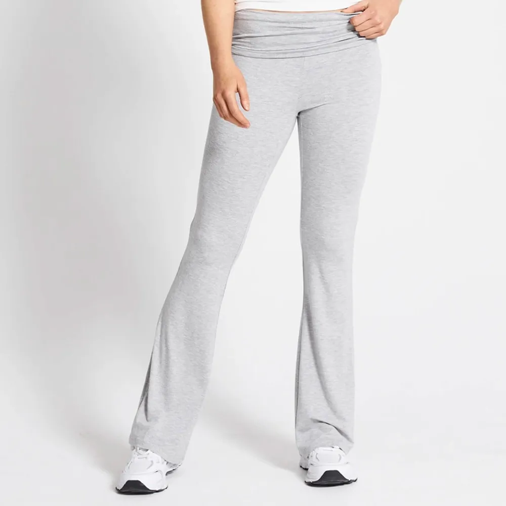 Säljer dessa yoga pants från lager 157 i bra skick, använda några få gånger men inga tecken på användning💕. Jeans & Byxor.