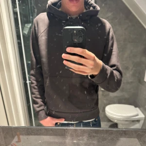 A day’s March hoodie - Schysst hoodie i mörkbrun som har grym passform. Hoodie är i storlek M men eftersom modellen är lite kortare passar den även dig som har storlek S. Nypris 1200kr