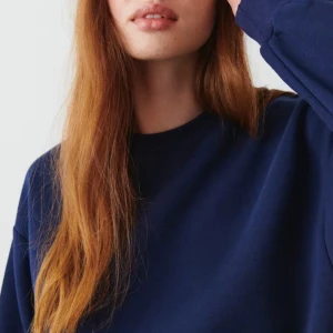 Mörkblå sweatshirt från gina  - Säljer en stilren och bekväm mörkblå sweatshirt. Perfekt för både vardag och mysiga hemmakvällar. Tröjan har långa ärmar och en normal passform. Materialet känns mjukt och skönt mot huden. Köpt för 259kr men säljer för 150kr 