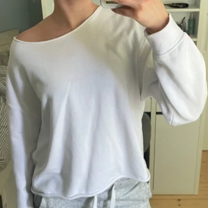 Tröja  - Super fin vit tröja perfekt till ett par low waist jeans💕 använt ca 5 ggr, är i väldigt bra skick 
