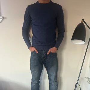 Blå Bruun & Stengade stickad tröja - Säljer denna fräscha stickade tröja i ull ifrån Bruun & Stengade. Tröjan är i bra skick. Den är i storlek S. Modellen på bilden är 180cm och väger runt 67 kg. Nypris ligger på runt 1000kr. 