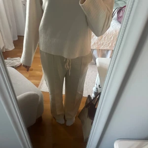 Vita byxor  - Jätte fina tyg byxor från zara. Passar till alla tillfällen!!