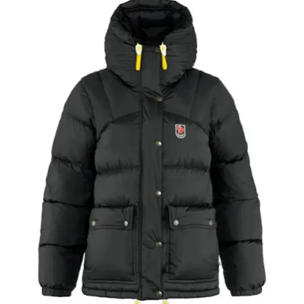 Säljer min Fjällräven jacka i svart då jag köpt en ny jacka, ‼️inte Down lite‼️ fint skick förutom att det vita på snörerna gått av ❤️skriv för mer bilder eller frågor❤️. Takit.