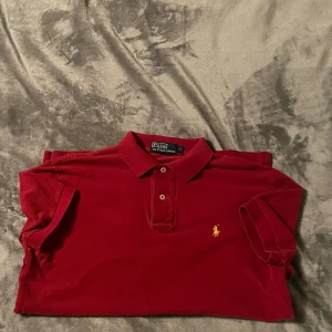 Ralph lauren pike - Säljer en fet Ralph lauren pike🔥 Bra skick förutom två små hål på axeln men inget som ej går att laga! VINTER REA!!!🔥🔥