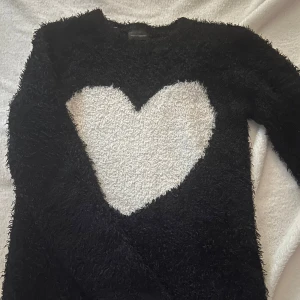 Fin bekväm svart tröja till höst/vintern  - Använd ett par gånger men är i mycket bra skick 