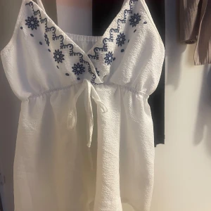 Linne med tryck  - Vitt linne med blått tryck, kommer ej till användning. Justerbara band❤️