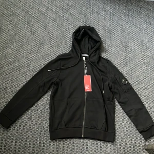 CP company zip - Säljer min feta CP company zipper då den var för liten. Skicket är 10/10 då den är helt ny och oanvänd