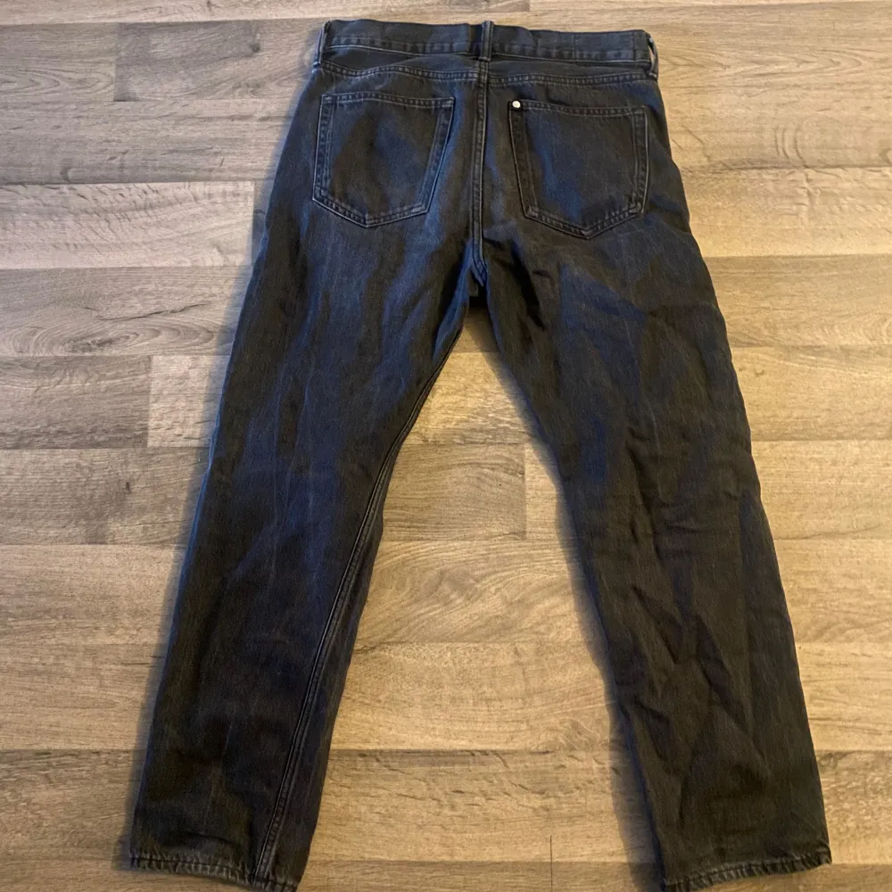 Säljer byxorna eftersom jag inte använder de längre och har inte använt de på länge. Byxorna är i mycket bra skick, modellen är relaxed i storlek L31 W30.. Jeans & Byxor.