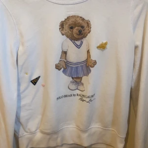 Ralph Lauren Polo Bear tröja  - Har en fläck på bild 2, osäker om den går bort, därav priset. Märks för det mesta inte. Står XL men i verkligheten passar den en XS-S.