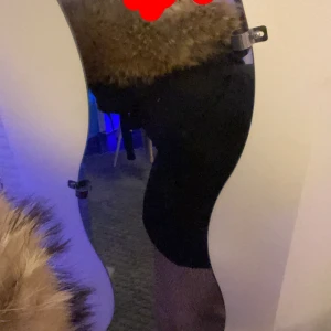 Svart jacka me päls från hollies - Säljer en svart hollies jacka i mycket bra skick.Jackan har en fin och fräsch päls kan även sänka priset.Perfekt för kalla vinterdagar! 