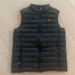 Lyle & Scott väst - Fint skick inga skador på tyg men ena dragkedjan behöver fixas 