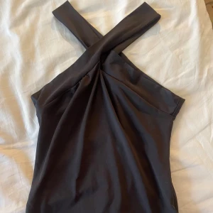 Svart topp - Supersnygg svart topp, knappt använd