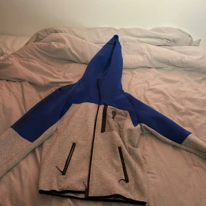 Trapstar ziphoodie - Säljer denna då den inte kommer till användning, storlek m, bra skick