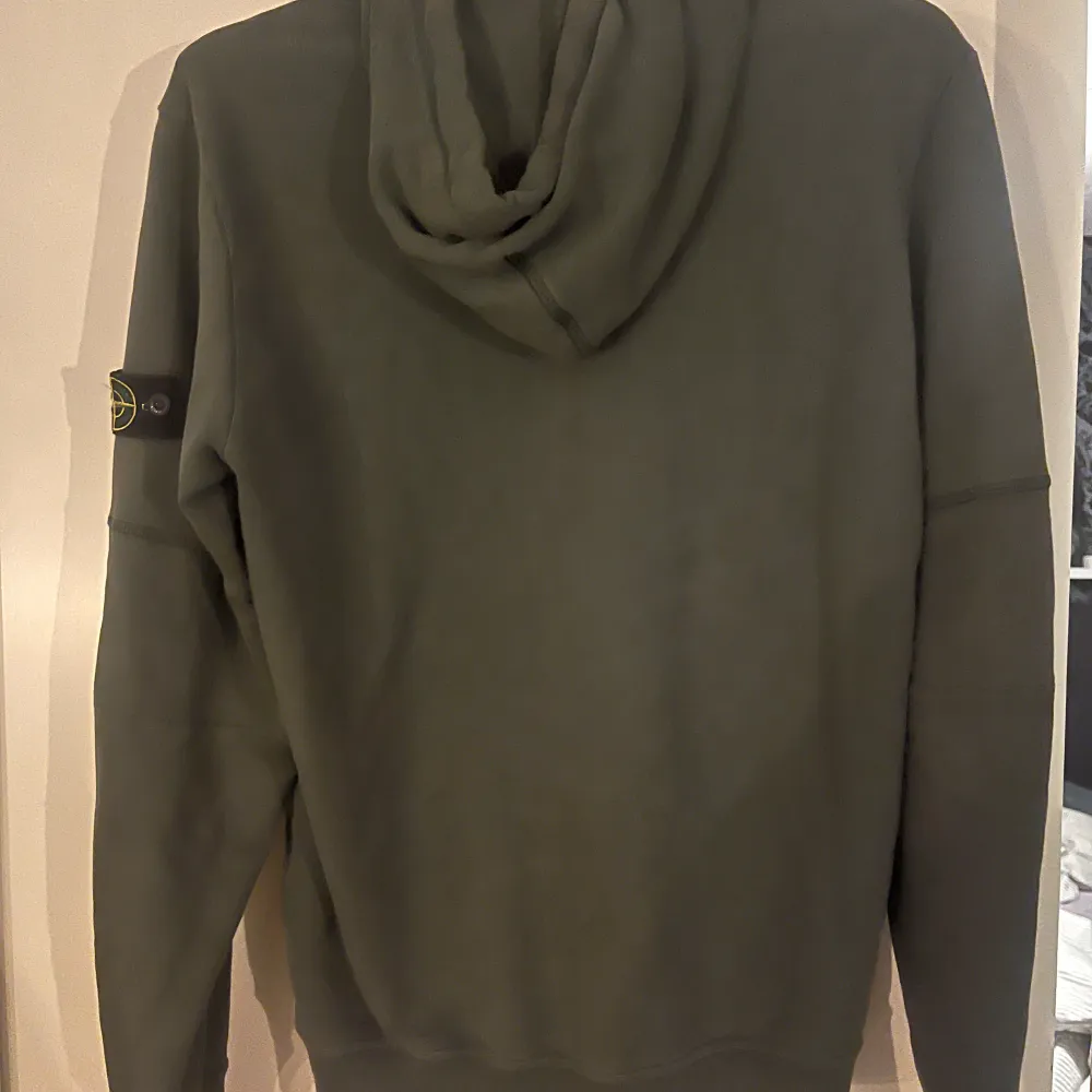 Säljer nu denna Stone Island Hoodie. Är i storlek xs/s och är i väldigt bra skick.  . Hoodies.