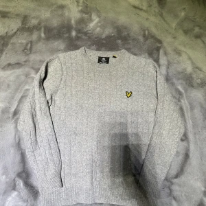 Lyle & scott tröja - Tillverkad av mjukt, högkvalitativt material, erbjuder den en avslappnad passform. Inga som helst fläckar eller så, de står M men passar mer S 