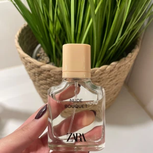 Nude Bouquet parfym från Zara - Säljer en fräsch och blommig parfym från Zara, Nude Bouquet. Kolla andra bilden för att se hur mycket som är kvar. 