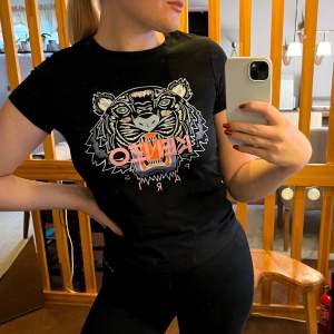 Äkta Kenzo T-shirt/topp i storlek XS. Använd ett fåtal gånger och sparsamt så den är i väldigt fint skick. Nypris 999:-