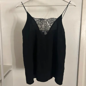 Linne med spets  - Fint linne med tunna band och spetsdetalj vid bröstet  Fint skick