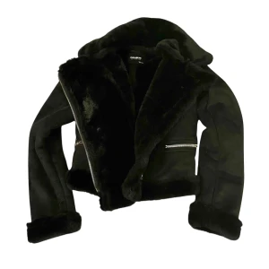 Mocka Biker Jacka - Mocka (tror jag?) liknande bikerjacka med päls typ. Storlek XS från Pull&Bear. Säljer då den var tajt i armhålorna på mig. Är 163, gissar på att den passar någon som e lite mindre, buda gärna :) (sista bild från sellpy, köpte inte min på sellpy dock)