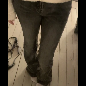 Gråa midwaist jeans  - Gråa mid waist jeans från vero Moda, helt i nyskick utan defekter. Använd köp nu så postar jag dagen efter! Passar bra på mig som är 164💞 Rätt så stretchiga, passar bra på mig som vanligtvis har s/xs.