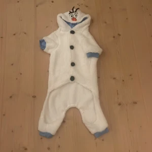 Hund dräkt - Olof från frost dräk för hund i storlek L 💗 Säljer då den var för liten för min egna hund, aldrig använt bara testad en gång.💗Köpt för 130kr