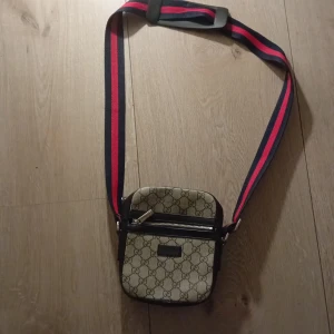 Mini gucci bag  - Använd fåtal gånger. Utmärkt skick. Skick 9/10 Hör av dig vid fler frågor.