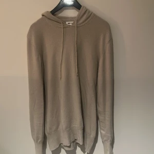 Soft Goat Kashmir Hoodie - Säljer denna beiga soft goat hoodien i 100% Kashmir och i ett riktigt bra skick. Pris ej hugget i sten och byten tas emot.