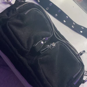 svart väska - väska från gina tricot, har jätte många fack, pris kan diskuteras!💕