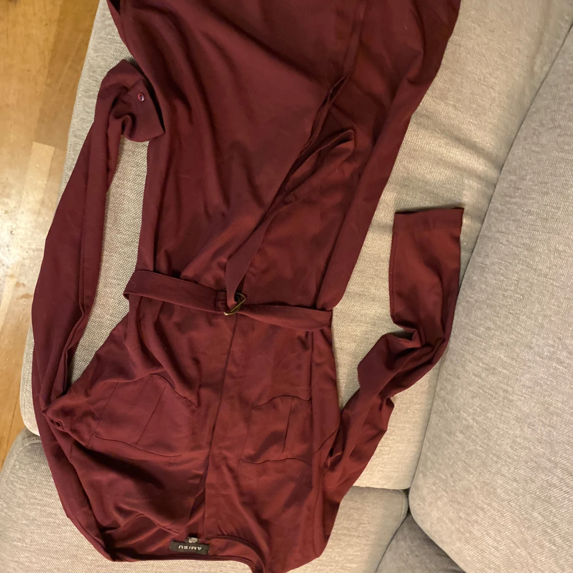 Vinröd klänning från Amisu