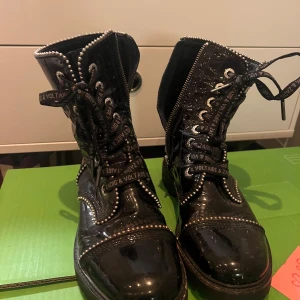 Zadig & Voltaire boots  - Jätte fina zadig boots i lack med detaljer i storlek 38! Har gätt sönder lite i detaljerna där fram pả foten men gar att fixa med lite super lim, där av priset! Ny pris är ca 4500kr!