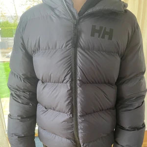 Helly Hansen - Säljer min Helly Hansen jacka pga fel köp. Använd 2ggr, helt i nyskick. Passar en som är 165-175 cm lång. Stl S/P= S. Nypris 2800 kr