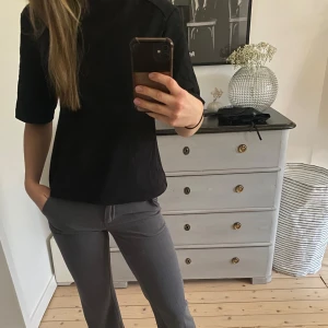 HM Topp - Säljer min HM topp med insydd midja, köpt för 429, använd ett fåtal gånger