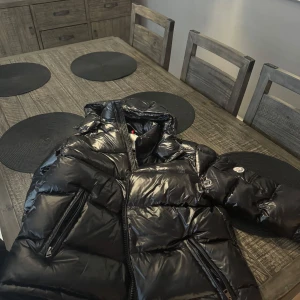 Moncler jacka helt ny  - Moncler Maja helt ny och fräsch 