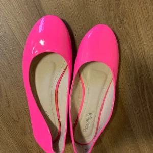Rosa ballerinaskor från Roselight - Säljer ett par supercoola rosa ballerinaskor från Roselight, har en glansig finish som verkligen sticker ut. Perfekta för vår och sommar, och de passar till både vardag och fest. Skorna har en bekväm passform och är i storlek dam 40.