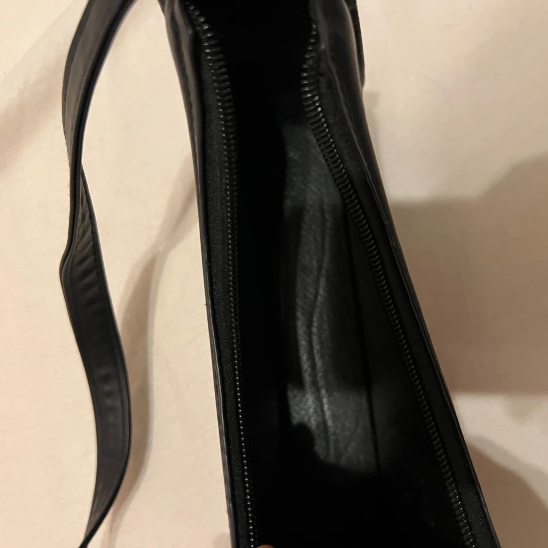 Svart axelväska i skinn - 90