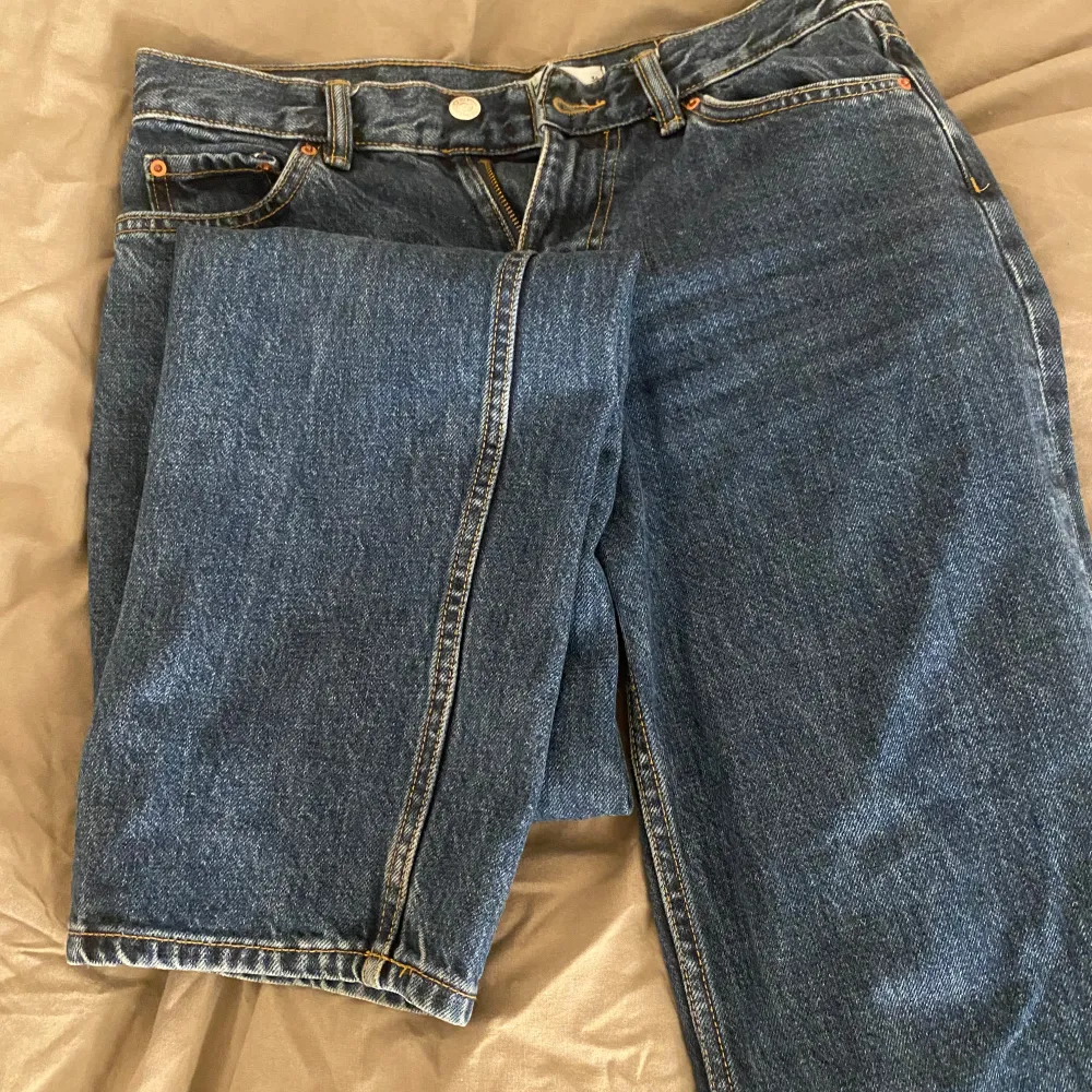 Säljer ett par vanliga mörkblå straight jeans ifrån gina då de inte används längre. Jeans & Byxor.