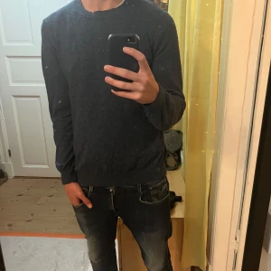 Oscar jacobson tröja - Tja! Säljer en riktigt snygg tröja från oscar Jacobson i grymt skick! Storlek S  Nypris:1200, mitt pris:399